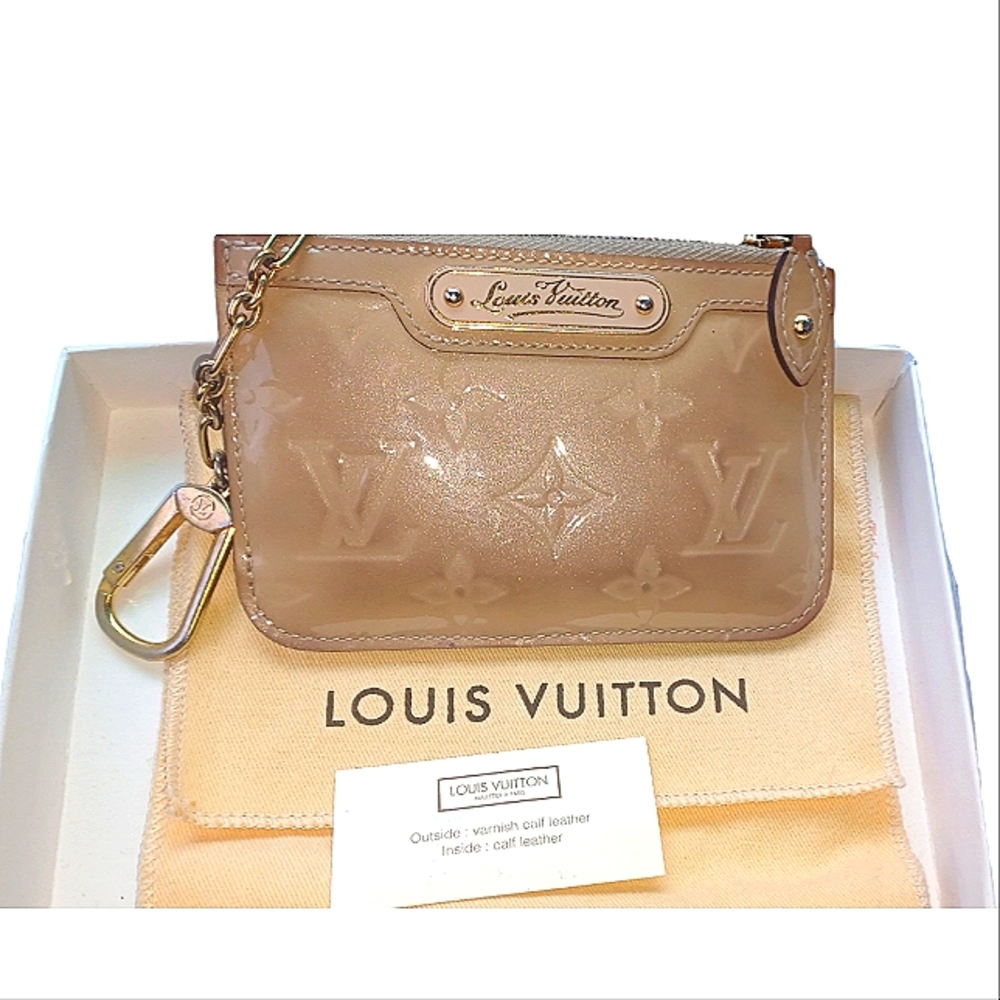 LOUIS VUITTON VERNIS PEARL TAUPE TONE KEYCHAIN & DUST BAG EUC